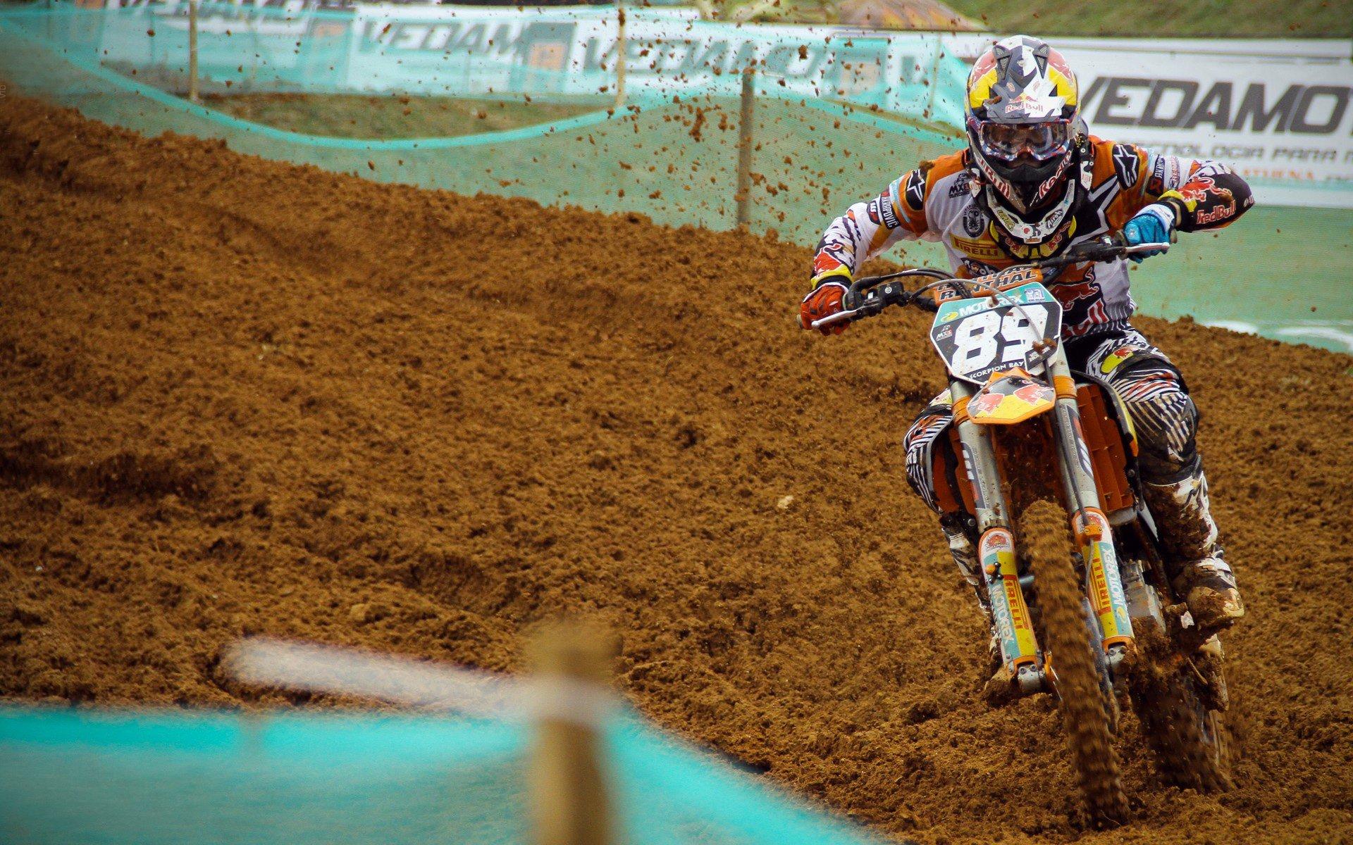 中超联赛严惩赛场违规行为,张玉宁遭停赛3场罚款3万元,引发职业化讨论