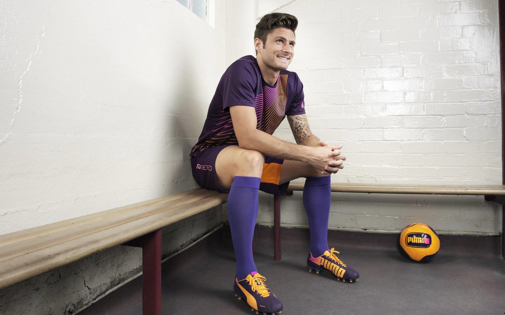 西甲主席争议言论引爆足坛，公开质疑曼城主帅无药物难夺冠